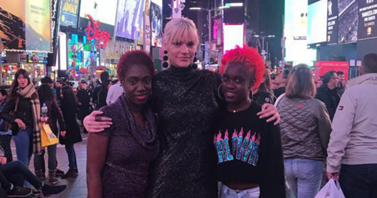 Η Σάσα Σταμάτη αναστατώνει τη Νέα Υόρκη