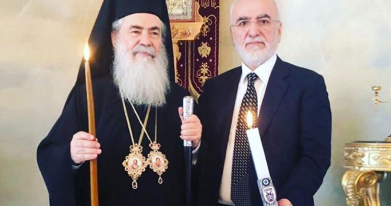 Ο Ιβάν Σαββίδης με λαμπάδα ΠΑΟΚ στα Ιεροσόλυμα