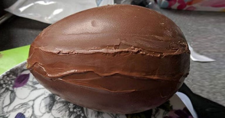 Έκανε μια πασχαλινή φάρσα στην κοπέλα του που σίγουρα δεν την ενθουσίασε