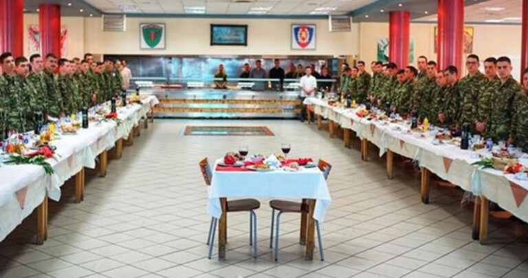 Έστησαν πασχαλινό τραπέζι για τους δύο Έλληνες στρατιωτικούς στο ΚΕΥΠ Λαμίας