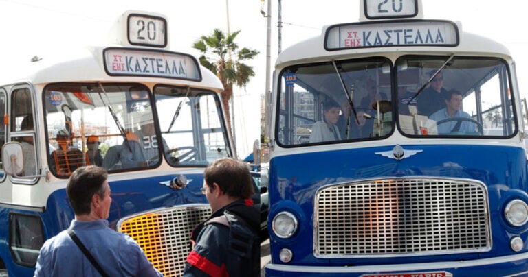 Το παλιό μπλε λεωφορείο βγήκε στον Πειραιά και ταξίδεψε τους επιβάτες πίσω στο χρόνο