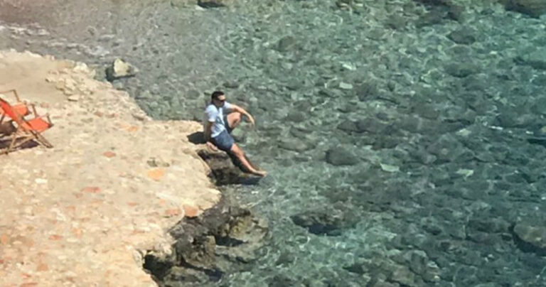 Ο Τσίπρας πλατσουρίζει σκεπτόμενος στην Τήλο στις πασχαλινές διακοπές