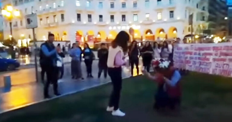 Θεσσαλινική: Έκανε πρόταση γάμου με πανό στην καλή του στην πλατεία Αριστοτέλου