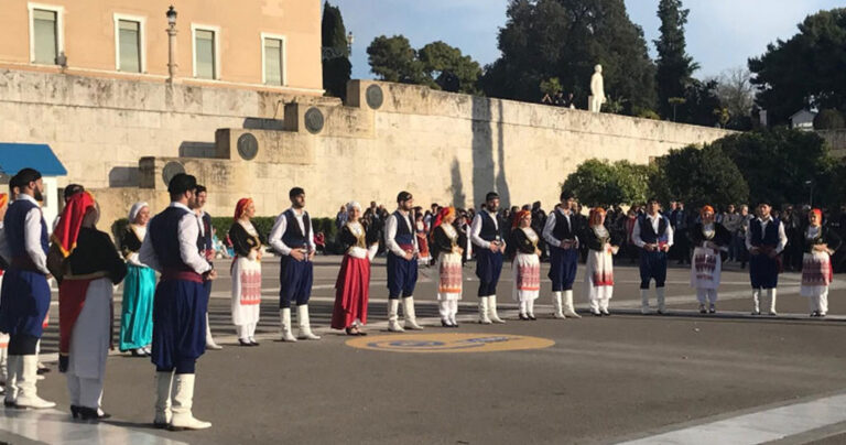 Σύνταγμα: Xορευτές με παραδοσιακές στολές έστησαν χορό μπροστά σε τουρίστες και περαστικούς