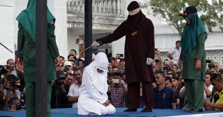 Ιερόδουλη μαστιγώνεται στο τελευταίο δημόσιο μαστίγωμα της Ινδονησίας