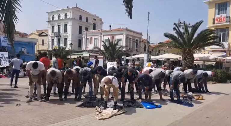 Αλλάχ Ακμπάρ στην πλατεία Σαπφούς της Μυτιλήνης