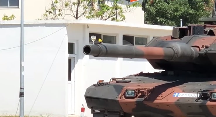 Ξάνθη: Με ποτήρι κρασί πάνω σε τανκ κέρασαν Στρατηγό για την ονομαστική του εορτή