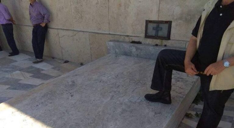 Κομπολόι, μαγκιά και το πόδι πάνω στον κενό τάφο του Άγνωστου Στρατιώτη