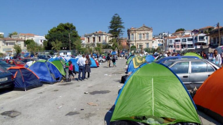 Μυτιλήνη: Πρόσφυγες έστησαν καταυλισμό σε κεντρική πλατεία από μόνοι τους