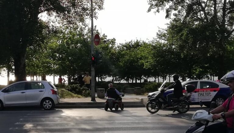 Θεσσαλονίκη: Ανάπηρος έμεινε στη μέση του δρόμου γιατί ταξιτζής πάρκαρε στη ράμπα αναπήρων