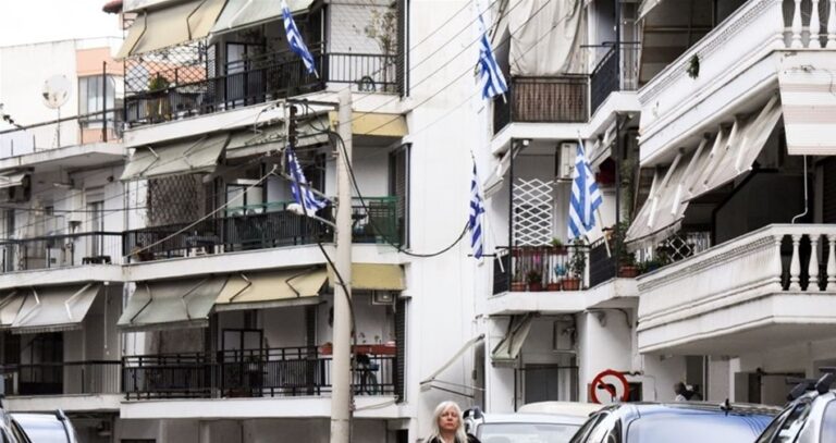 Με ελληνικές σημαίες στα μπαλκόνια αποχαιρετούν τον ήρωα πιλότο οι γείτονές του