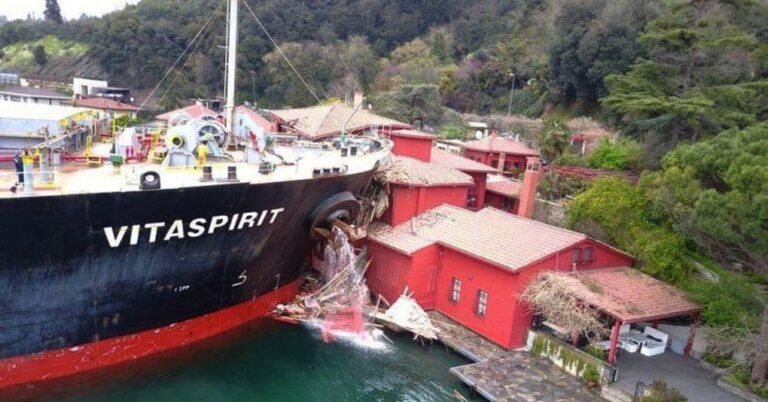 Tάνκερ έπεσε πάνω σε αρχοντικό του 18ου αιώνα στην Κωνσταντινούπολη