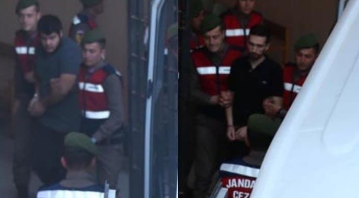 Οι δυο Ελλήνες στρατιωτικοί έξω από το δικαστήριο μετά από 56 μέρες φυλάκισης