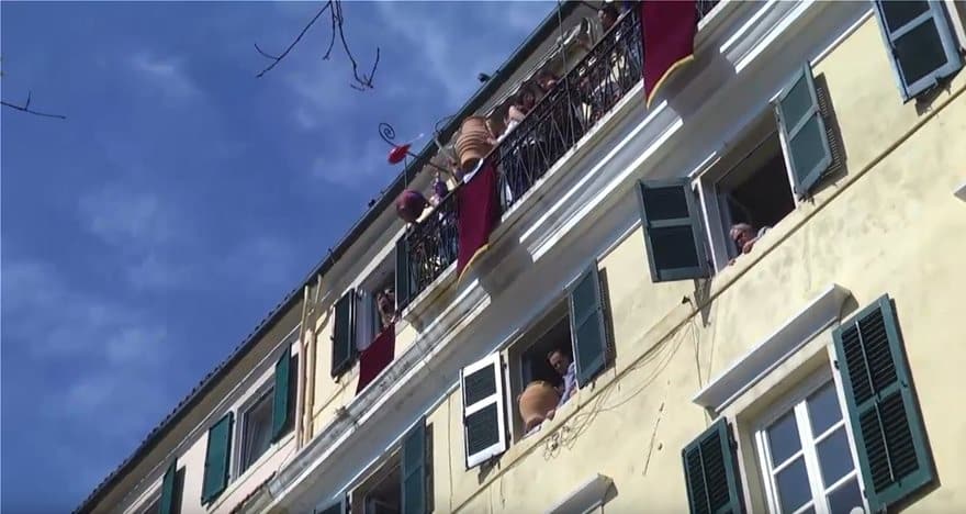 «Μπότηδες»: Το έθιμο στην Κέρκυρα που και φέτος συγκέντρωσε χιλιάδες κόσμο 1 bot01