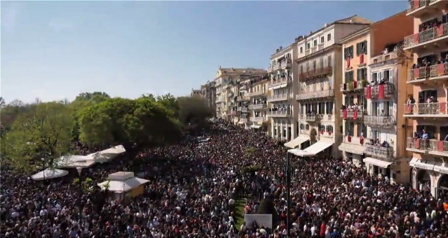 «Μπότηδες»: Το έθιμο στην Κέρκυρα που και φέτος συγκέντρωσε χιλιάδες κόσμο 2 bot02