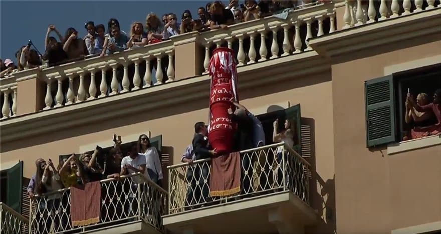 «Μπότηδες»: Το έθιμο στην Κέρκυρα που και φέτος συγκέντρωσε χιλιάδες κόσμο 3 bot03