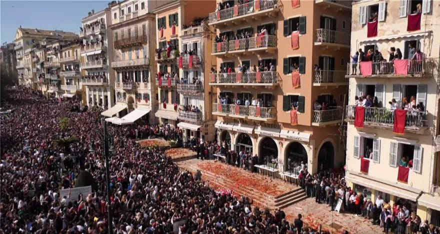 «Μπότηδες»: Το έθιμο στην Κέρκυρα που και φέτος συγκέντρωσε χιλιάδες κόσμο 4 bot04