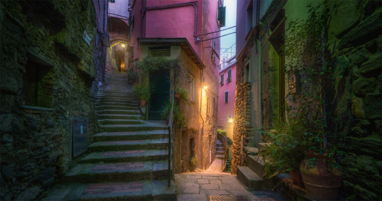 Τα πολύχρωμα σοκάκια της Ιταλίας μοιάζουν σαν να βγήκαν από παραμύθι