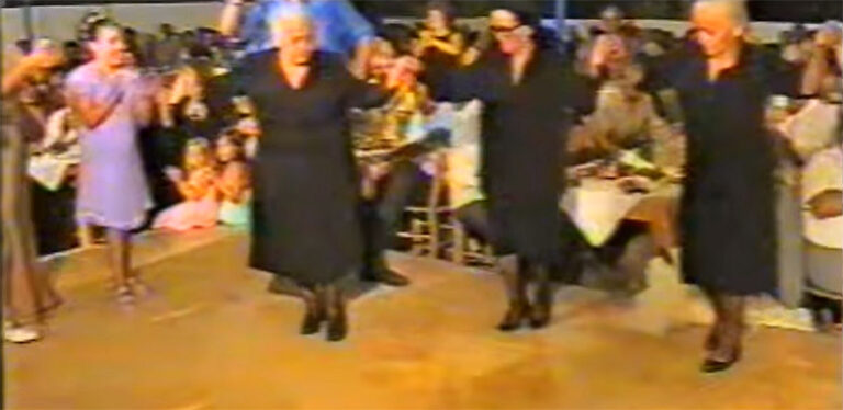 Γιαγιάδες της Κρήτης μας διδάσκουν χορό, παράδοση και ήθος