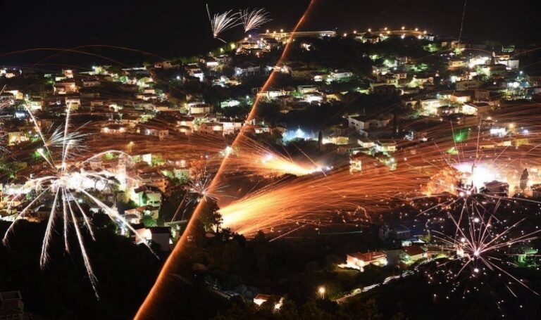 Χιος: Φαντασμαγορικό και φέτος τo έθιμο με τον Ρουκετοπόλεμο