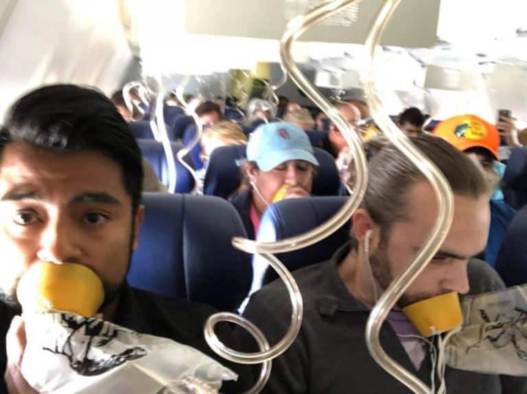 Οι επιβάτες με μάσκες οξυγόνου