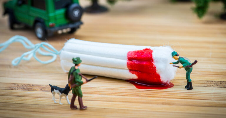 Δημιουργεί ένα σουρεαλιστικό μικρόκοσμο από καθημερινά αντικείμενα