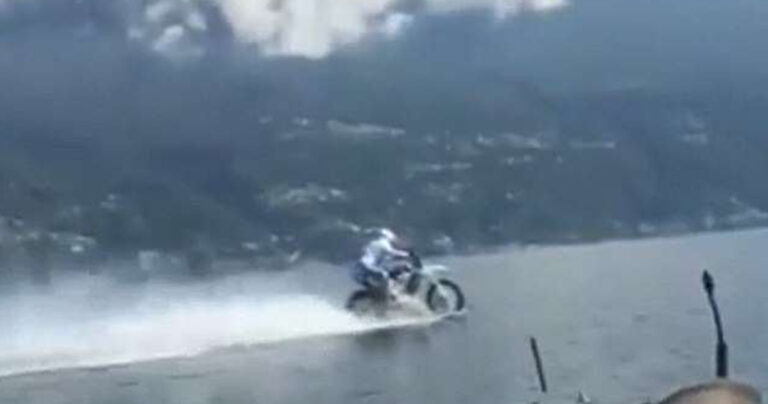 Μοτοσικλετιστής διέσχισε λίμνη με μηχανή  αψηφώντας την βαρύτητα