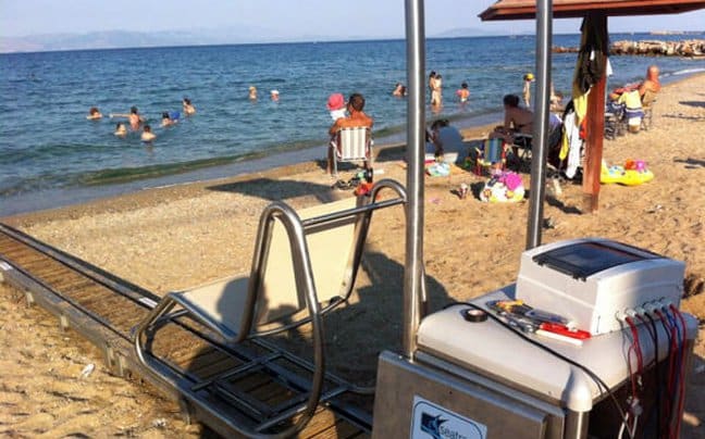 Δεκάδες δήμοι τοποθετούν μηχανισμούς σε θάλασσες και παραλίες για ΑμΕΑ