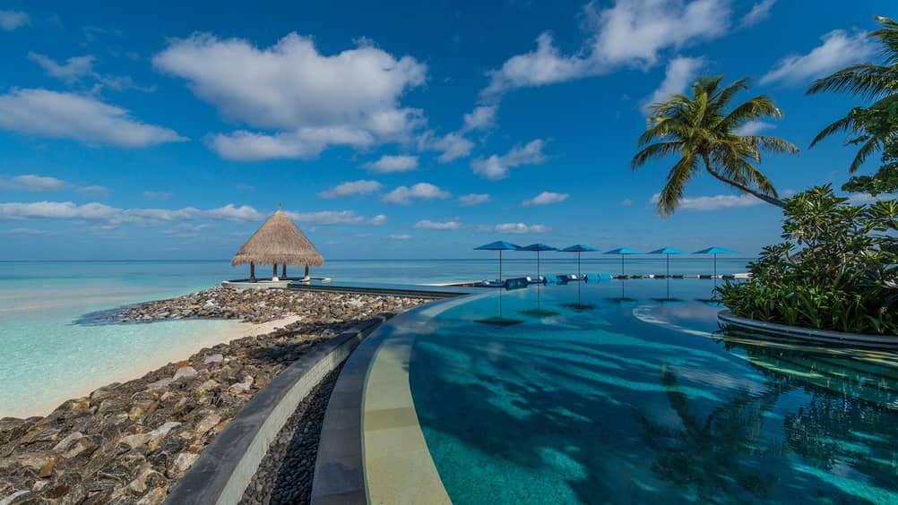 four seasons maldives kuda huraa serenity pool beach view 1600x900 1