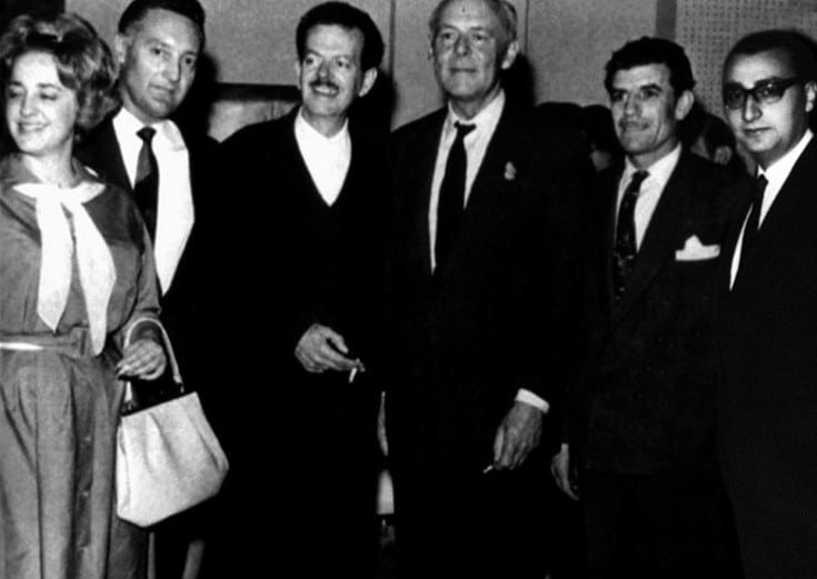 Το εργοστάσιο της Columbia που κάποτε εκεί μεσουρανούσε η ελληνική μουσική 11 Ο Μάκης Μάτσας με τον Βασίλη Τσιτσάνη, τον Γρηγόρη Μπιθικώτση, τον Sir Joseph Lockwood, τον Βασίλη Τσιτσάνη, τον Jacque Bevieur και την Πόλυ Πάνου στα εγκαίνια των νέων στούντιο της Columbia