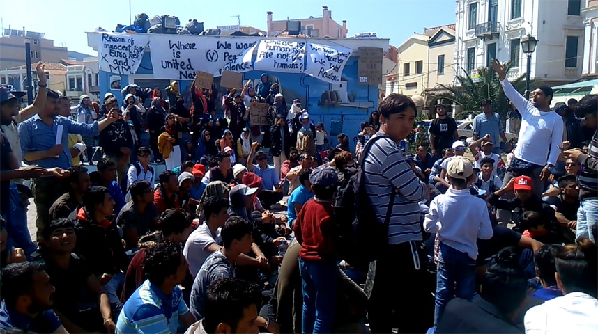 Μυτιλήνη: Αφγανοί αρνήθηκαν καθαρισμό πλατείας και την σκούπισαν με τις μπλούζες τους 4 metanastes sapfous 46
