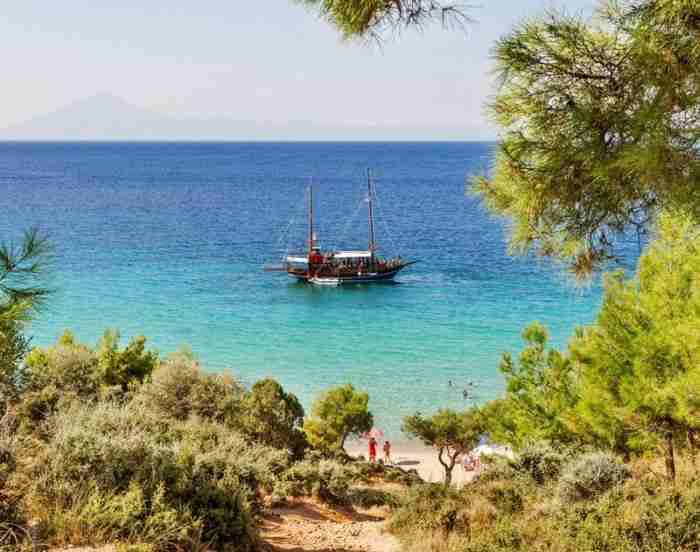 Ένα νησί αποκάλυψη.. Τροπικές παραλίες, καταρράκτες και αμμουδιές που δε λέγονται τυχαία.. Παράδεισος!