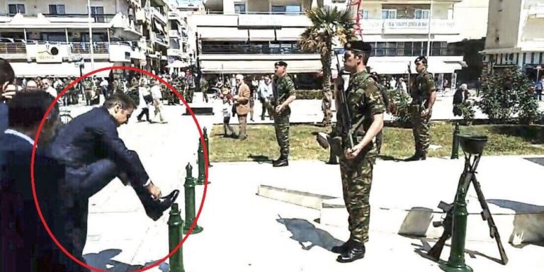 Ο Μητσοτάκης έδεσε τα κορδόνια του μπροστά σε άγημα που στεκόταν προσοχή