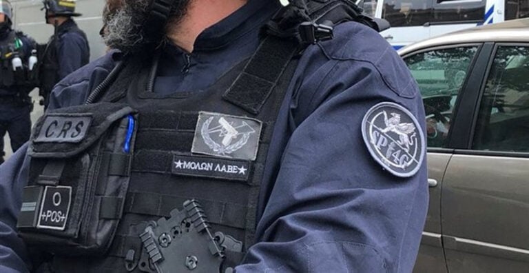 Γάλλος αστυνομικός έραψε «Μολών λαβέ» στη στολή του και προκάλεσε σάλο