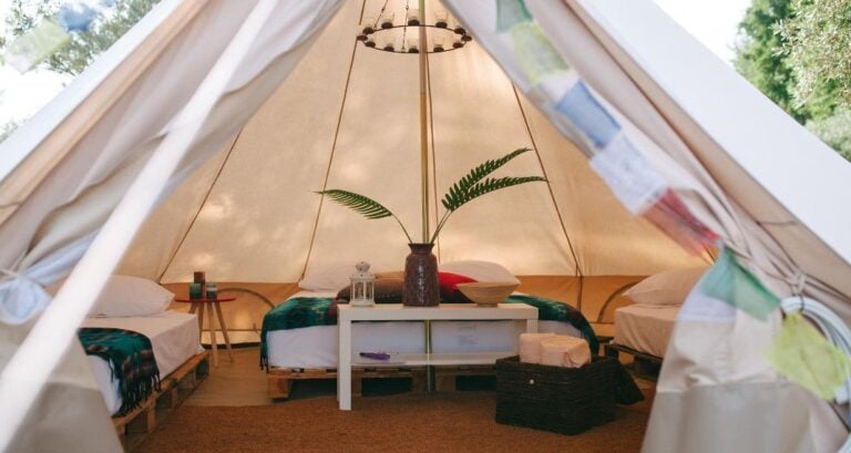 Η νέα μόδα στο κάμπινγκ ονομάζεται glamping και βρίσκεται μόλις 2 ώρες από την Αθήνα
