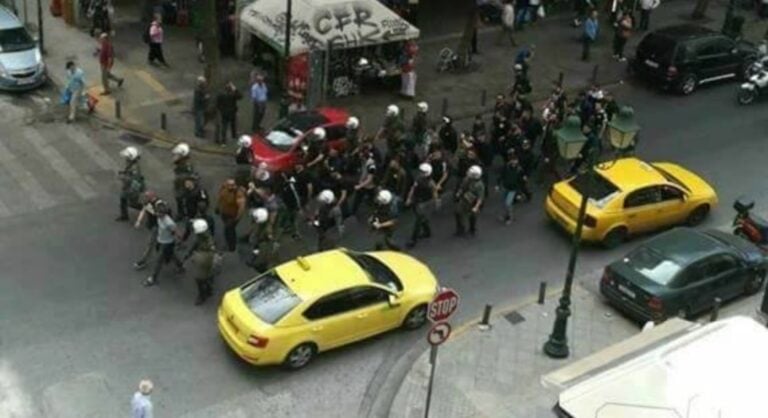 Oπαδοί του ΠΑΟΚ κάνουν βόλτα στο κέντρο της Αθήνας με συνοδεία ΜΑΤ