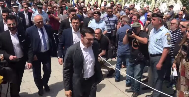 Γιούχαραν τον Τσίπρα στην κηδεία του Χάρρυ Κλυνν: «Ψεύτη»
