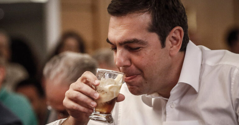 Ο Αλέξης Τσίπρας ήπιε φρέντο χωρίς καλαμάκι