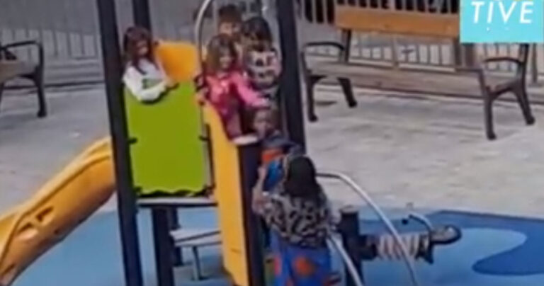 6χρονα χτυπούν παιδάκι στην παιδική χαρά επειδή είναι μαύρο