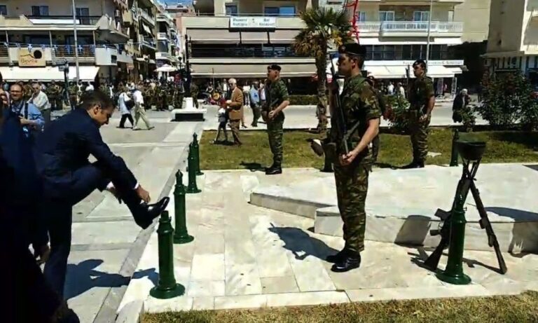 Δεν είναι φωτομοντάζ: Το βίντεο με τον Μητσοτάκη να δένει τα κορδόνια του