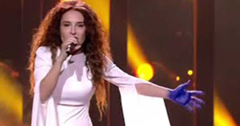Eurovision 2018: Η δεύτερη πρόβα της Γιάννας Τερζή με βαμμένο μπλε χέρι