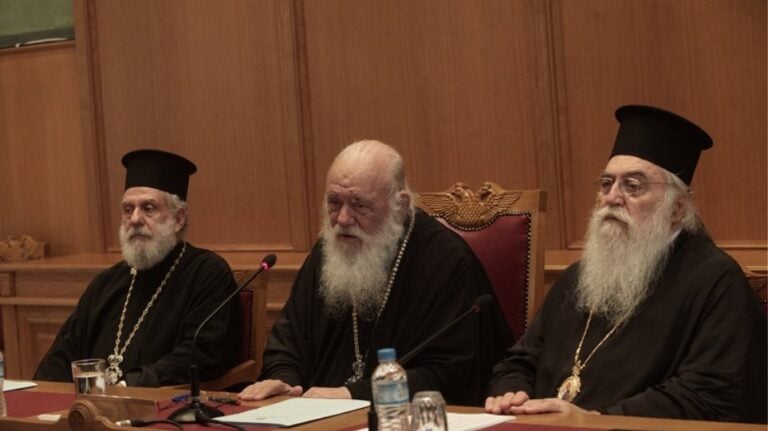 Η Διαρκής Ιερά Σύνοδος λέει «όχι» στην αναδοχή παιδιών από ομόφυλα ζευγάρια