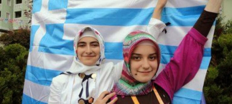Οι Πομάκοι υψώνουν ελληνική σημαία και δίνουν απάντηση στους Τούρκους