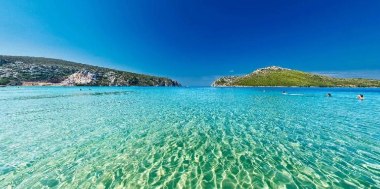 Το μεγαλύτερο και ασφαλέστερο φυσικό λιμάνι της Ελλάδας έχει εξωτική ομορφιά