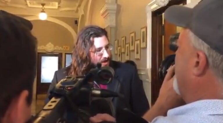 30ρης που του έκαναν έξωση οι γονείς του: «Είμαι πολύ απασχολημένος για να βρω δουλειά»