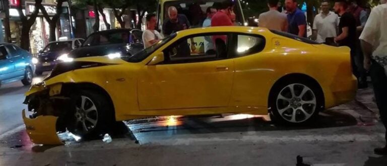 Θεσσαλονίκη: Γυναίκα οδηγός με Maserati τράκαρε μοτοσικλετιστή και διέλυσε το αμάξι της