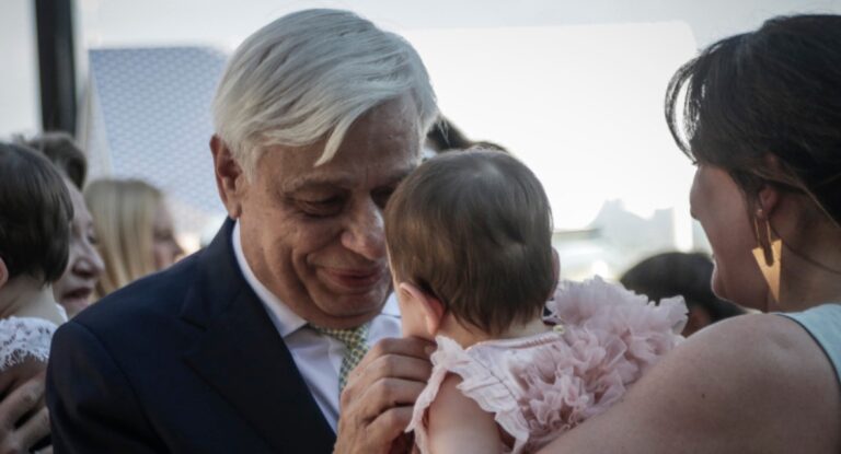 Μια γλυκιά στιγμή: Στη βάφτιση των δίδυμων εγγονών του ο Προκόπης Παυλόπουλος