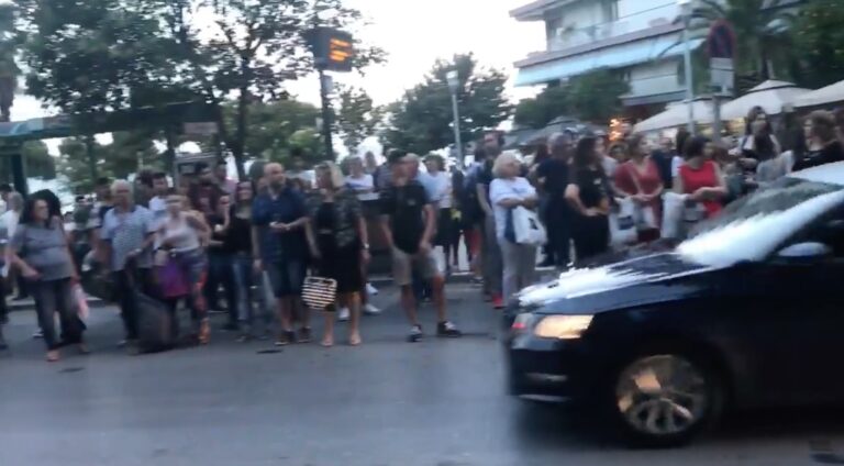 Θεσσαλονίκη: «Παστώνονται» σαν τις σαρδέλες για να μπουν σε λεωφορείο του 