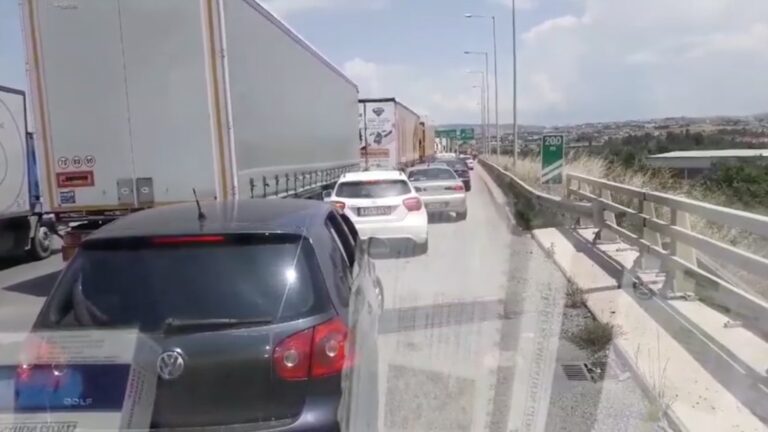 Θεσ/νίκη: Αυτοκίνητα μπλοκάρουν τη διέλευση σε ασθενοφόρο του ΕΚΑΒ κλείνοντας τη ΛΕΑ