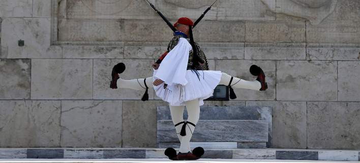 Οι θεϊκοί γίγαντες με τις φουστανέλες: Το Associated Press στα άδυτα της προεδρικής φρουράς